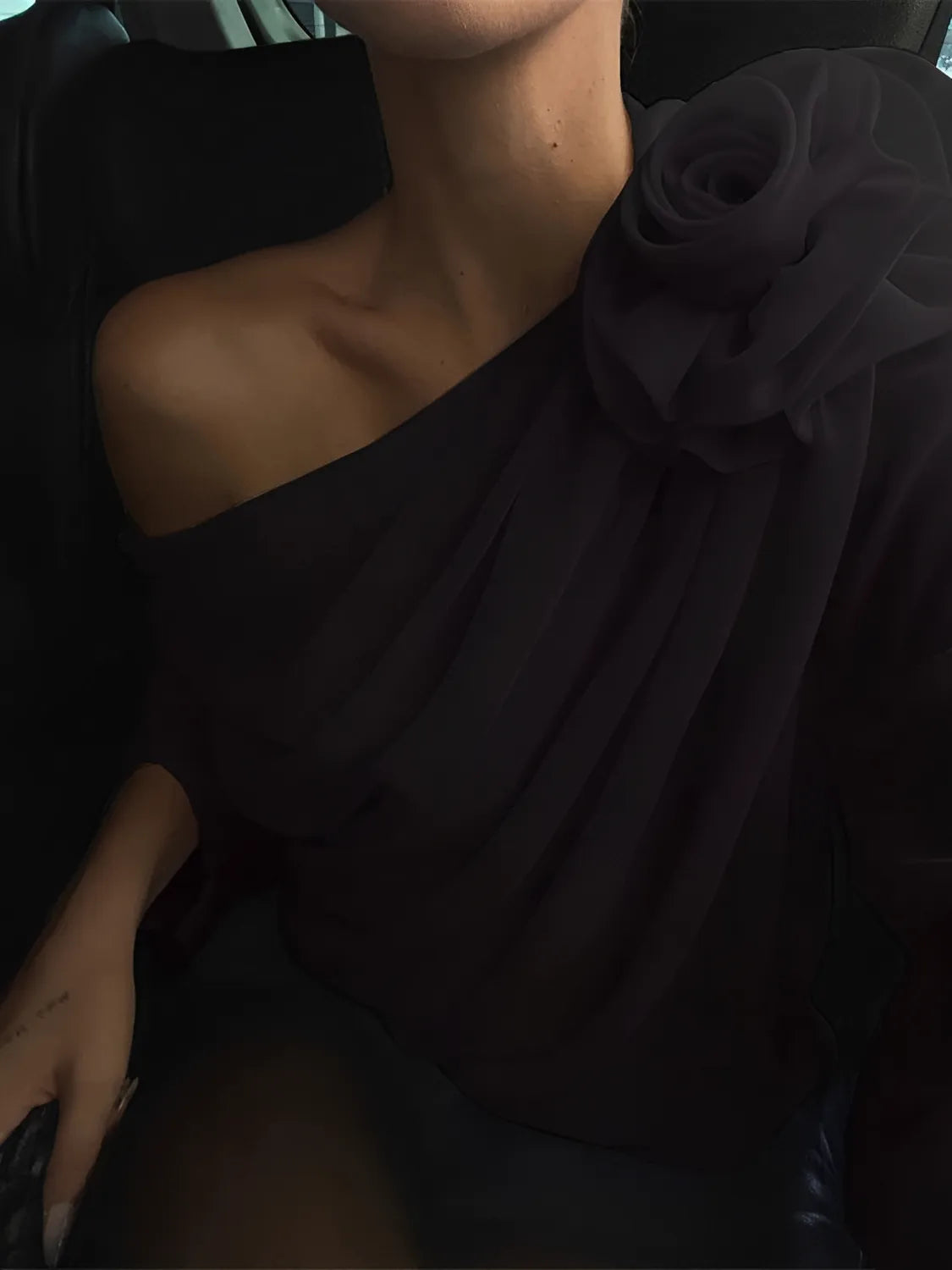 Blusa Feminina de Ombro Único com Flor em Chiffon - Elise