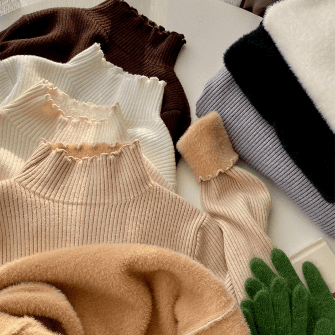 Blusa Peluciada e Canelada com Gola Alta