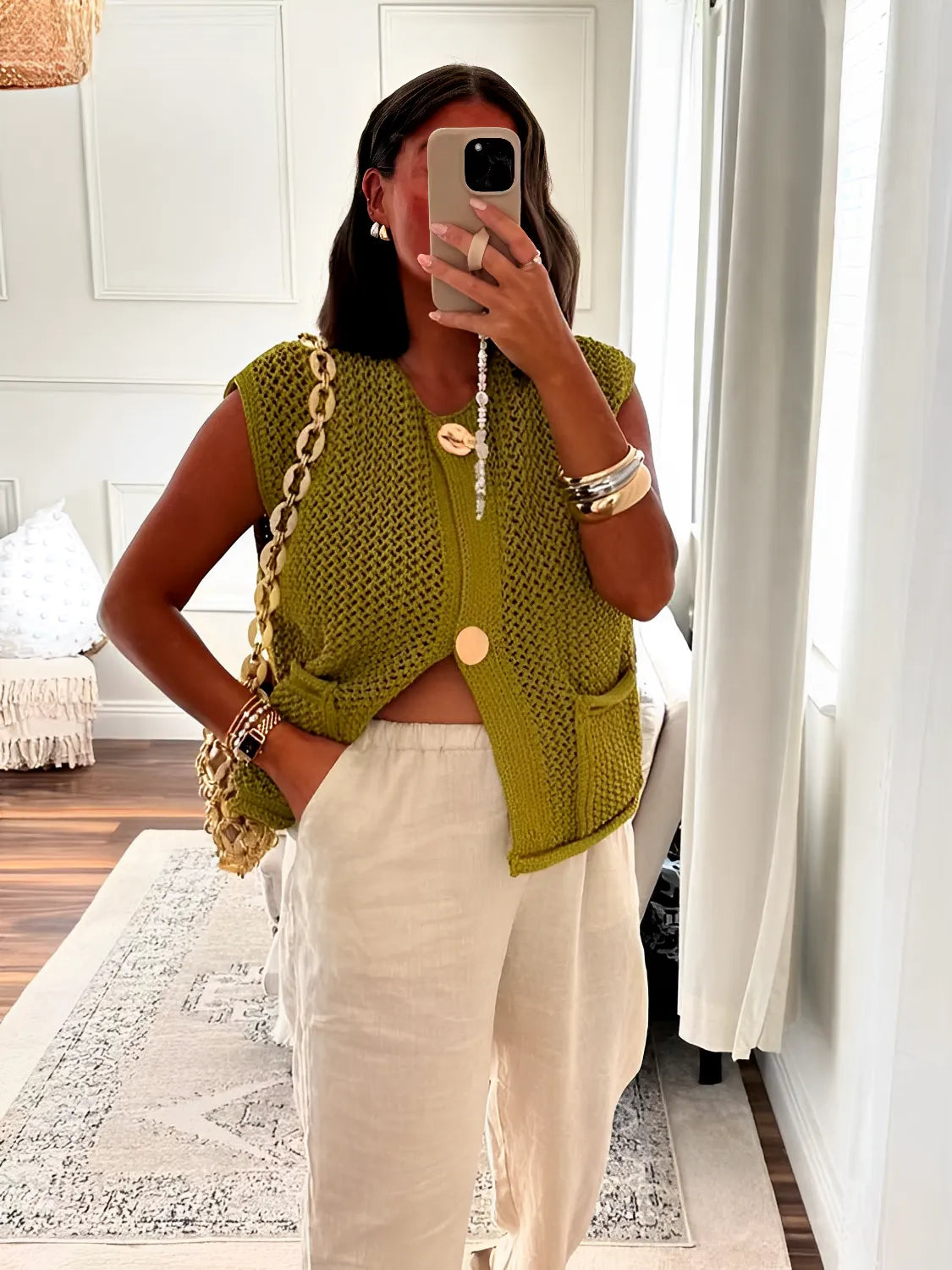 Blusa Feminina em Tricô com Decote Canoa Botões Maxi e Bolsos - Ayla