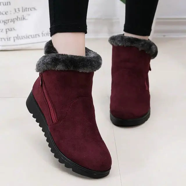 Bota Feminina Cano Baixo Forrada em Pelúcia com Zíper Lateral em Camurça Sintética – Le Vie