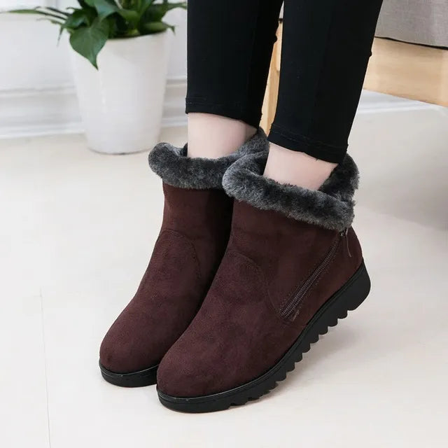 Bota Feminina Cano Baixo Forrada em Pelúcia com Zíper Lateral em Camurça Sintética – Le Vie