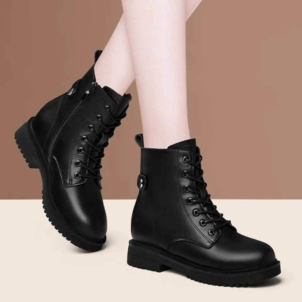 Bota Coturno Feminina Preta com Cadarço, Zíper Lateral e Solado Tratorado em Material Sintético – Le Vie