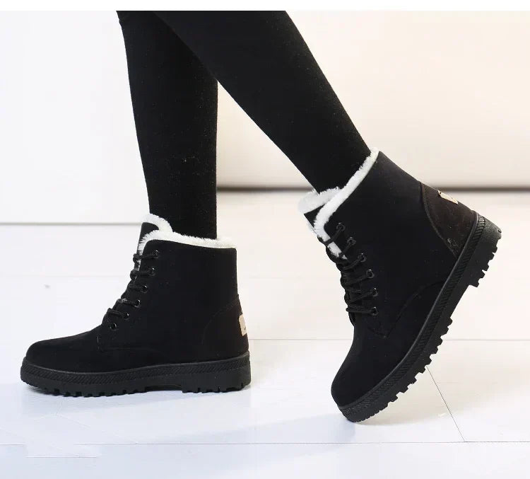 Bota Feminina Forrada com Pelúcia e Cadarço em Material Sintético – Le Vie