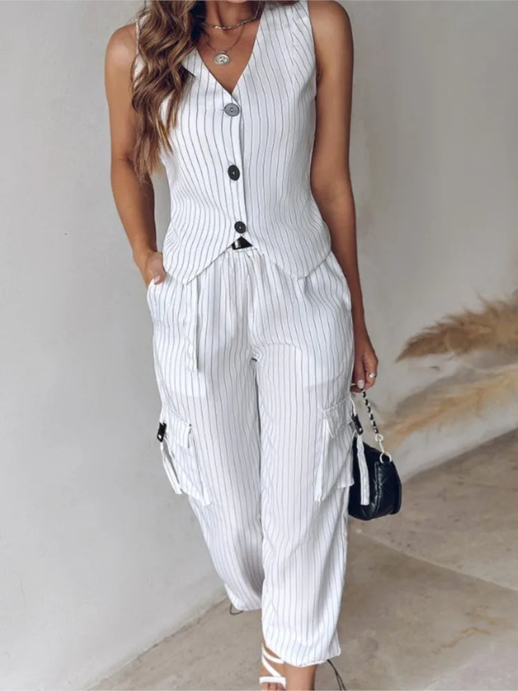 Conjunto Feminino Listrado com Colete Alfaiataria e Calça Cargo em Tecido Leve Premium – Le Vie