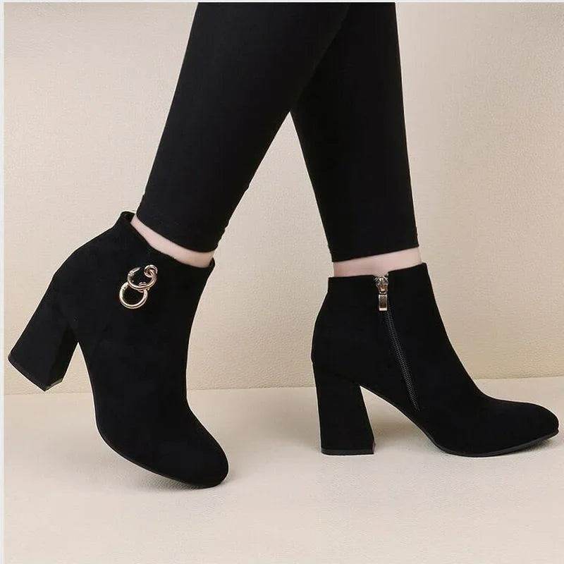 Bota Feminina All Black com Salto Bloco em Camurça Sintética Aurora – Le Vie
