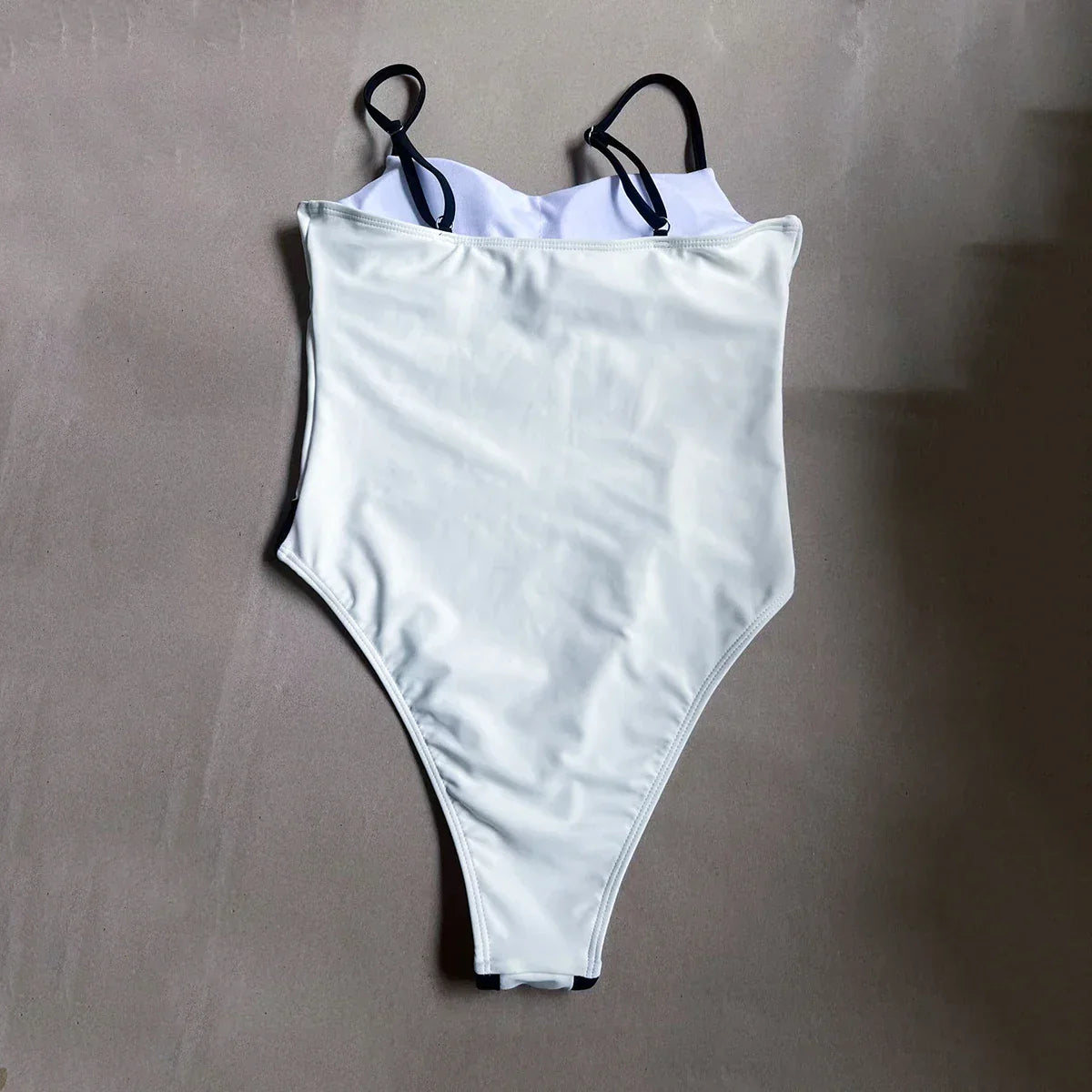 Maiô Feminino Preto e Off-White com Alças Finas - Conforto e Estilo para o Verão