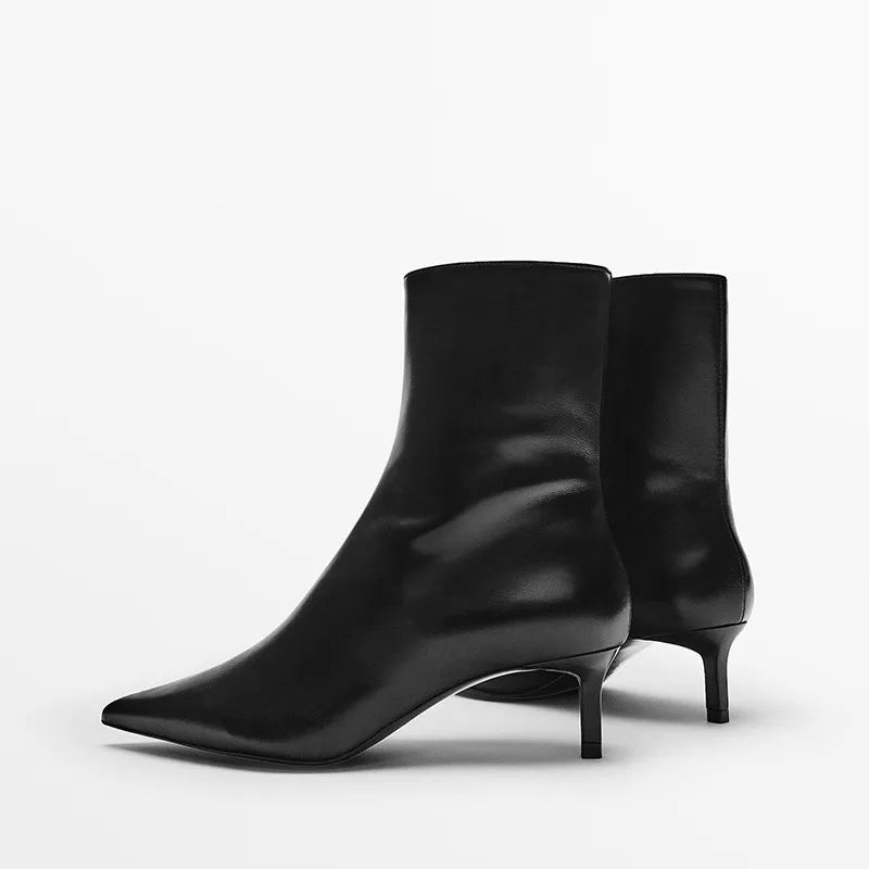Bota Feminina Cano Curto Salto Fino Preto – Couro Sofisticado