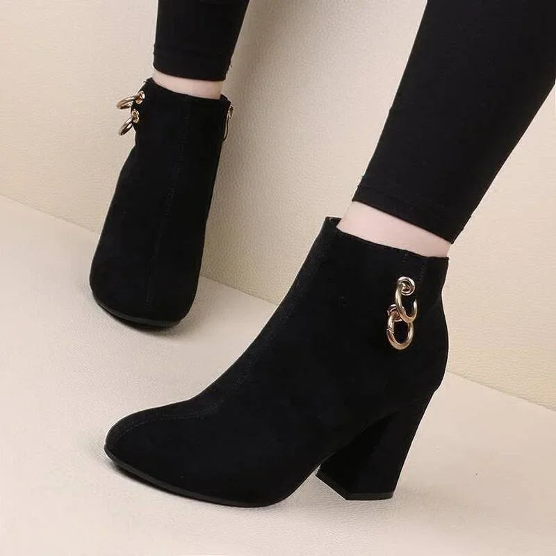 Bota Feminina All Black com Salto Bloco em Camurça Sintética Aurora – Le Vie