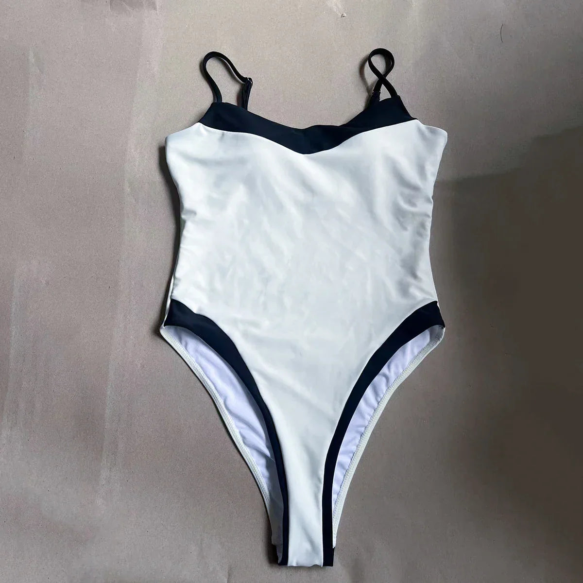 Maiô Feminino Preto e Off-White com Alças Finas - Conforto e Estilo para o Verão