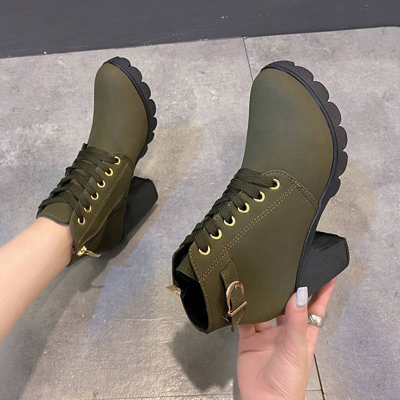 Bota Feminina com Cadarço Seraphina – A Elegância que Transforma o Seu Estilo