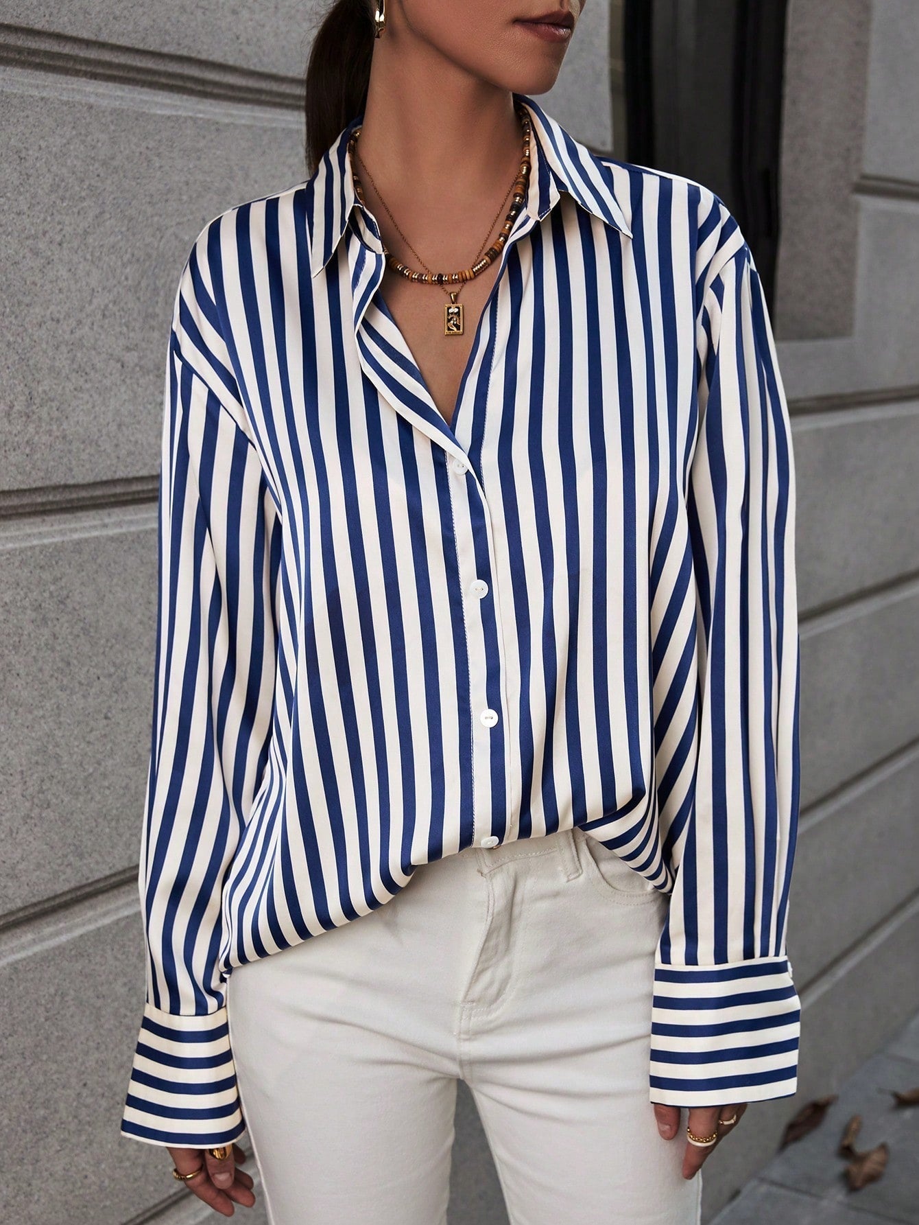 Camisa Feminina Listrada Manga Longa – Estilo Clássico e Versátil