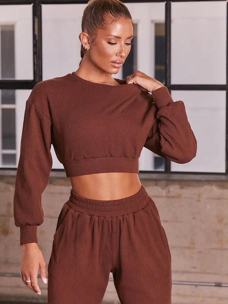 Conjunto Feminino com Top Torcido e Saia Longa Fenda Lateral – Sensualidade e Sofisticação