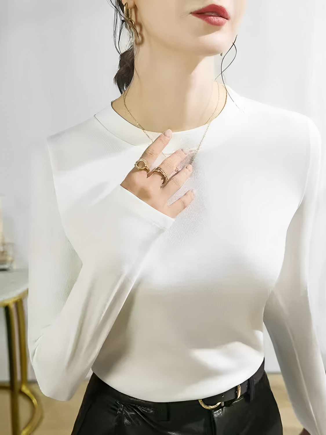 Blusa Feminina  de Manga Longa Texturizada com Gola Redonda – Izabele