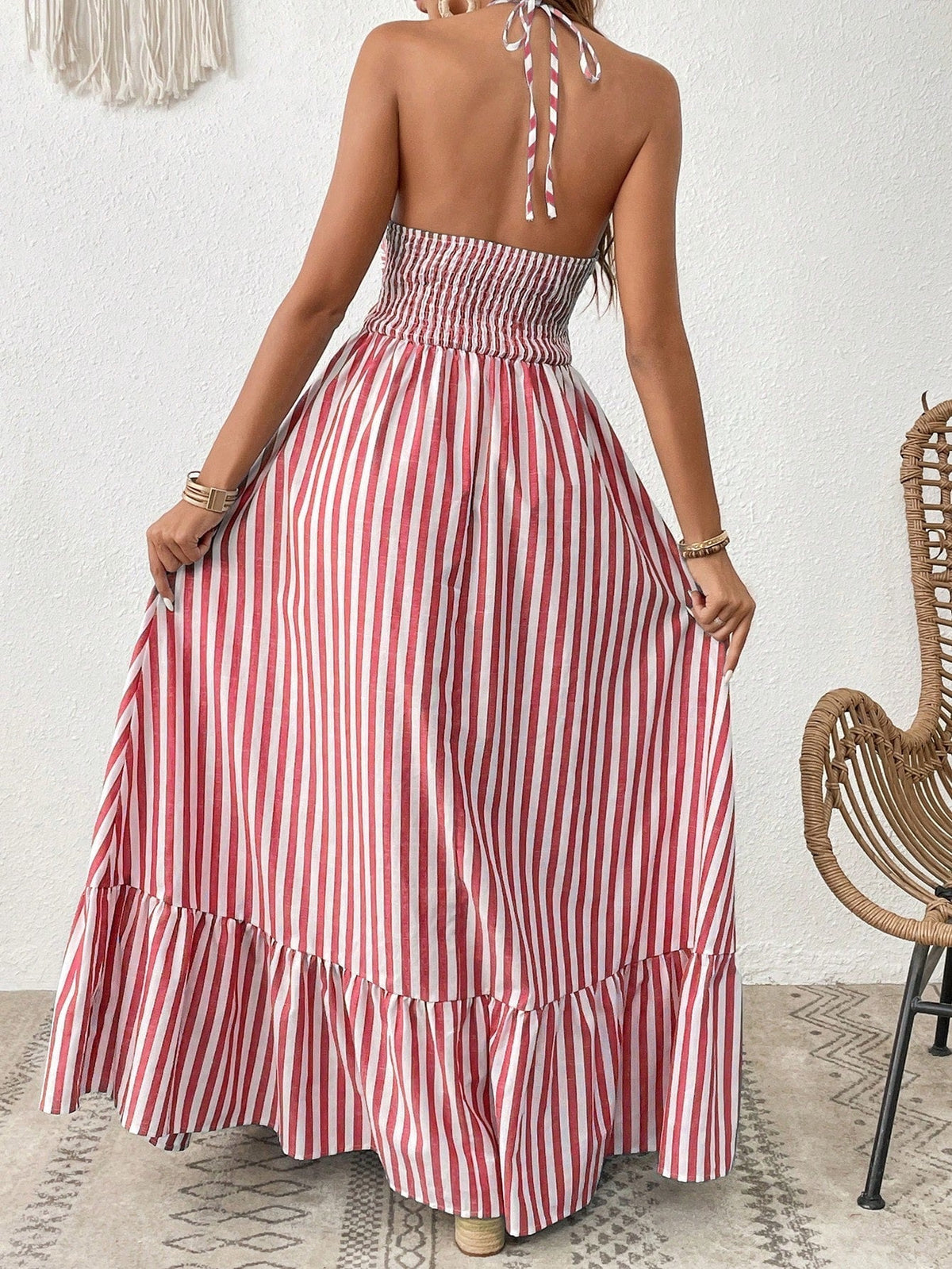 Vestido Longo Listrado com Recorte Frontal e Amarração – Estilo e Frescor para o Verão