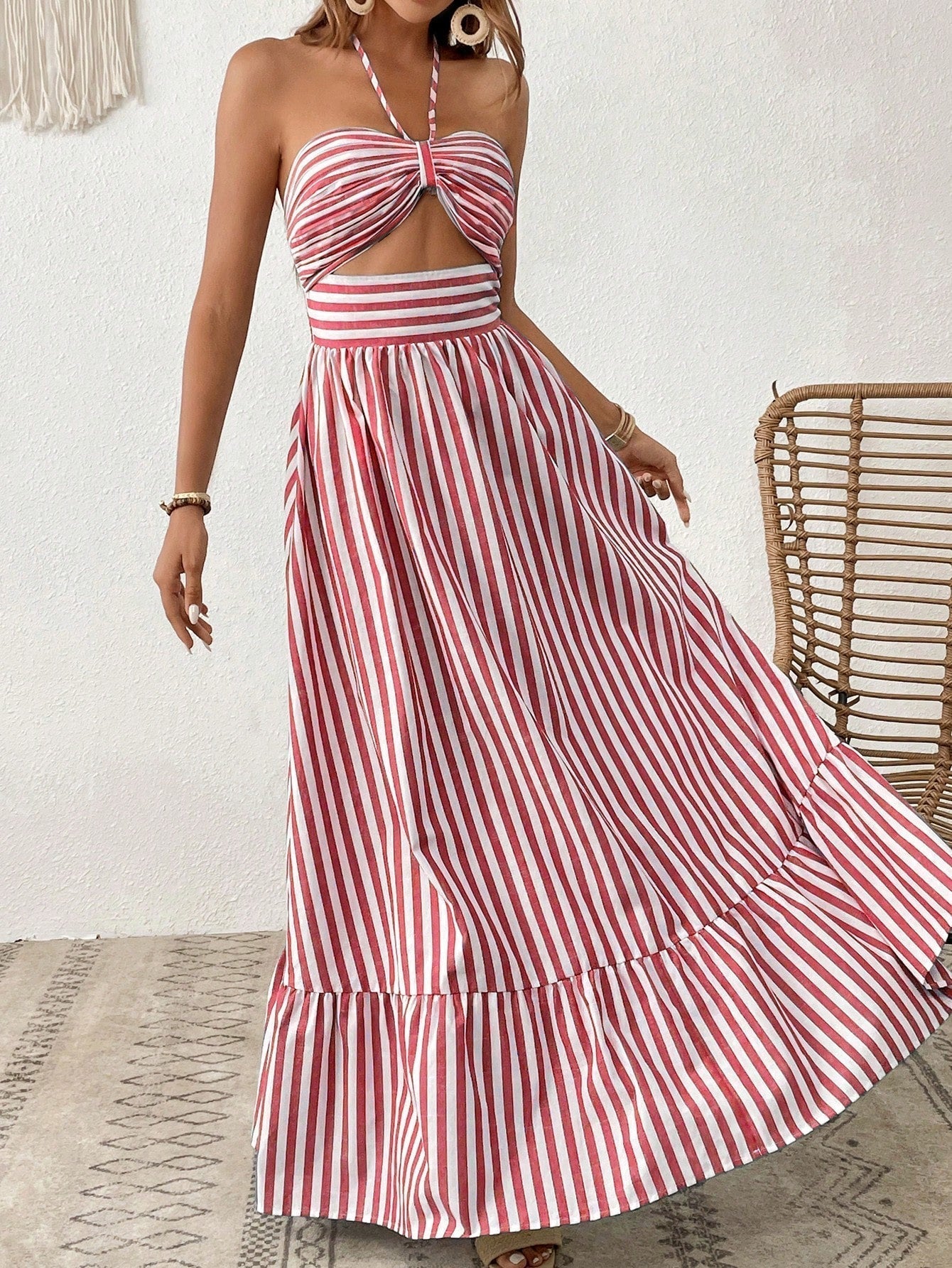 Vestido Longo Listrado com Recorte Frontal e Amarração – Estilo e Frescor para o Verão