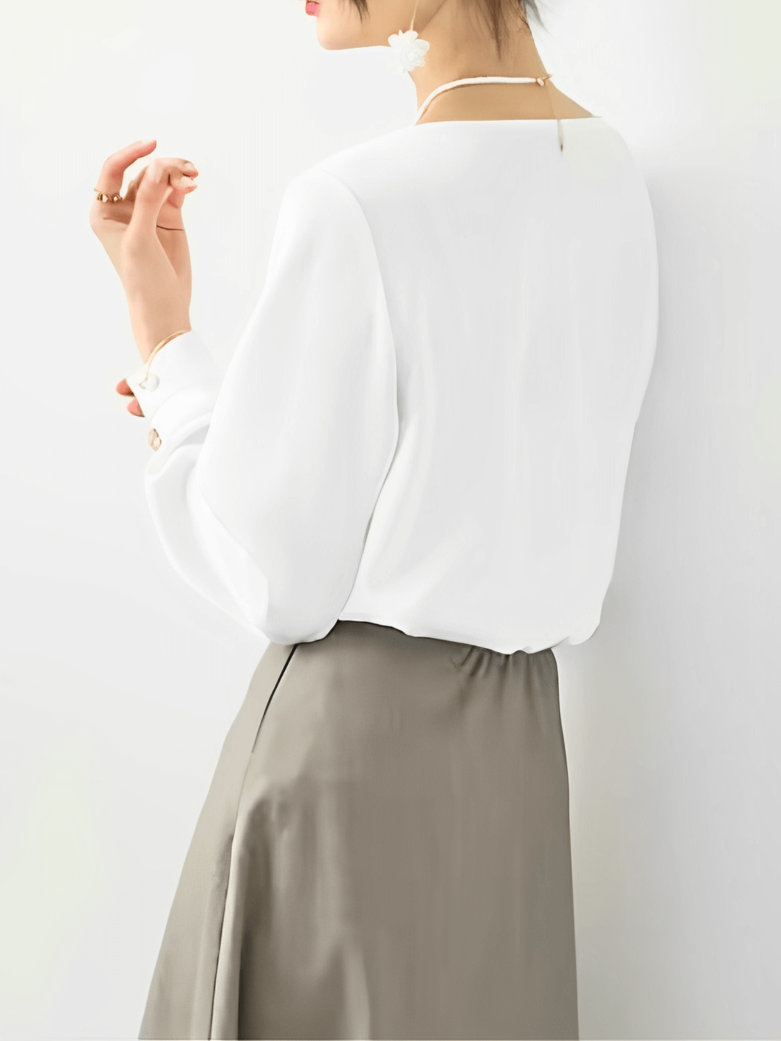 Blusa Feminina Acetinada com Decote Assimétrico e Punho com Fechamento em Botão - Dolores