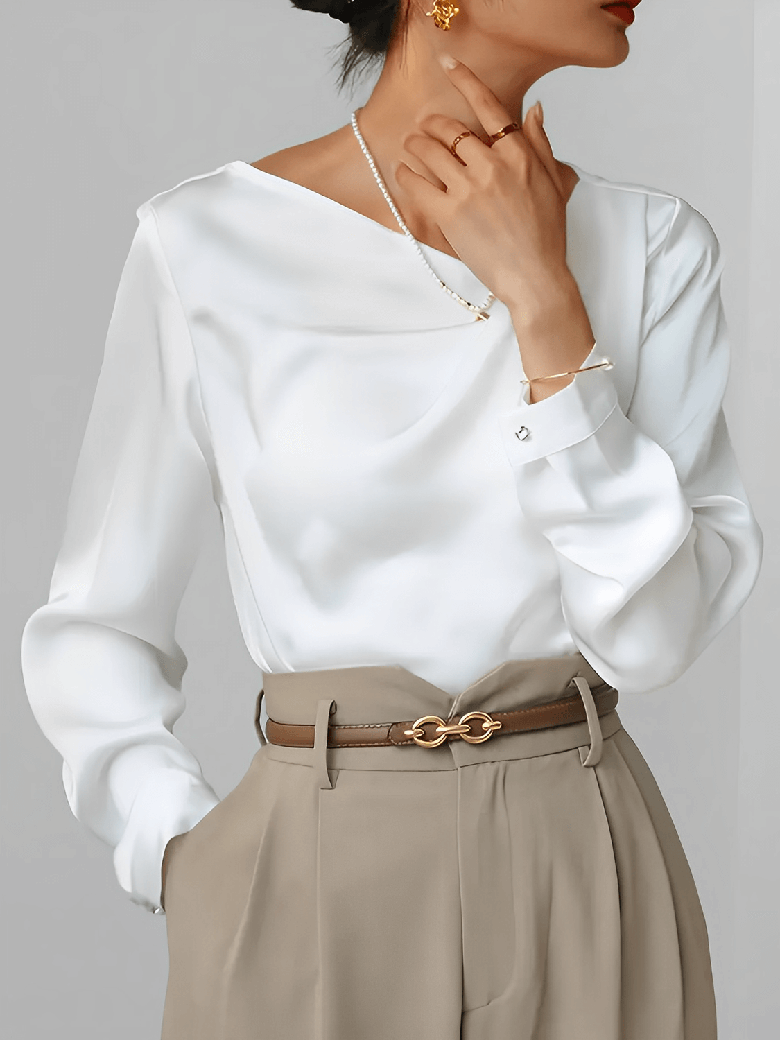 Blusa Feminina Acetinada com Decote Assimétrico e Punho com Fechamento em Botão - Dolores