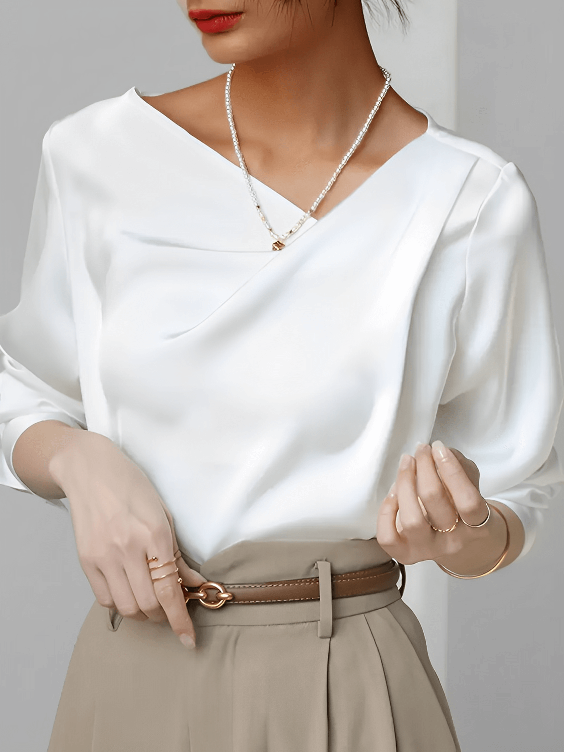 Blusa Feminina Acetinada com Decote Assimétrico e Punho com Fechamento em Botão - Dolores