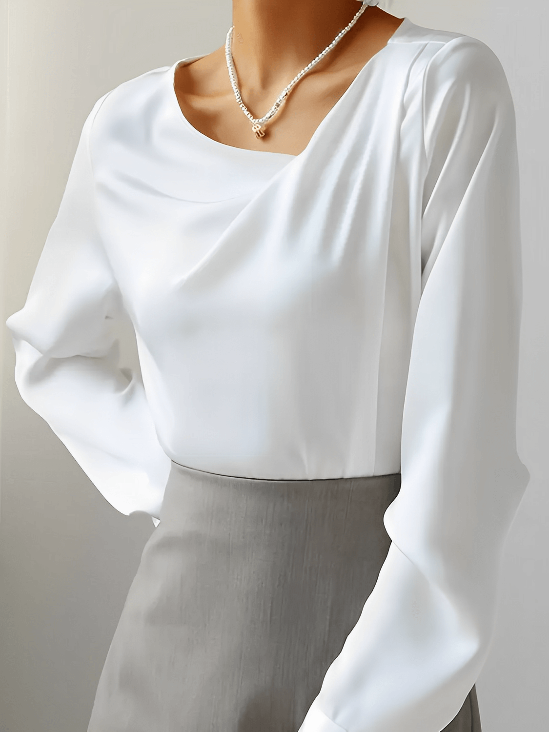 Blusa Feminina Acetinada com Decote Assimétrico e Punho com Fechamento em Botão - Dolores