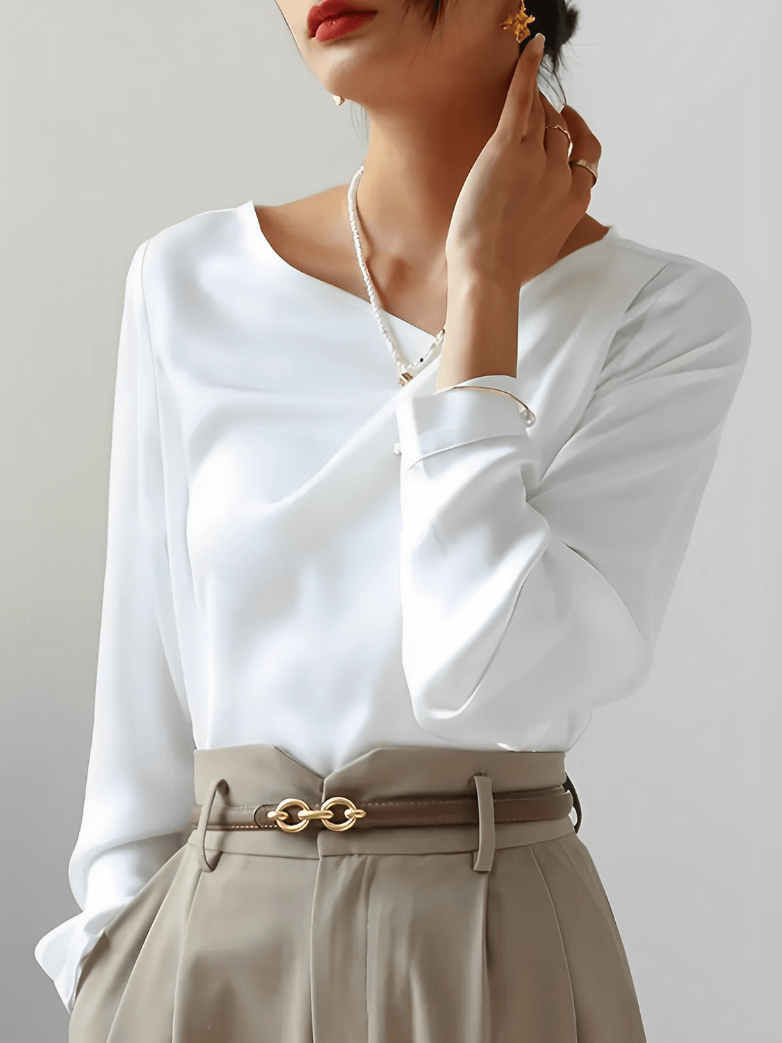 Blusa Feminina Acetinada com Decote Assimétrico e Punho com Fechamento em Botão - Dolores