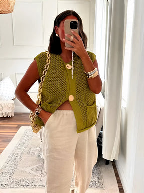 Blusa Feminina em Tricô com Decote Canoa Botões Maxi e Bolsos - Ayla