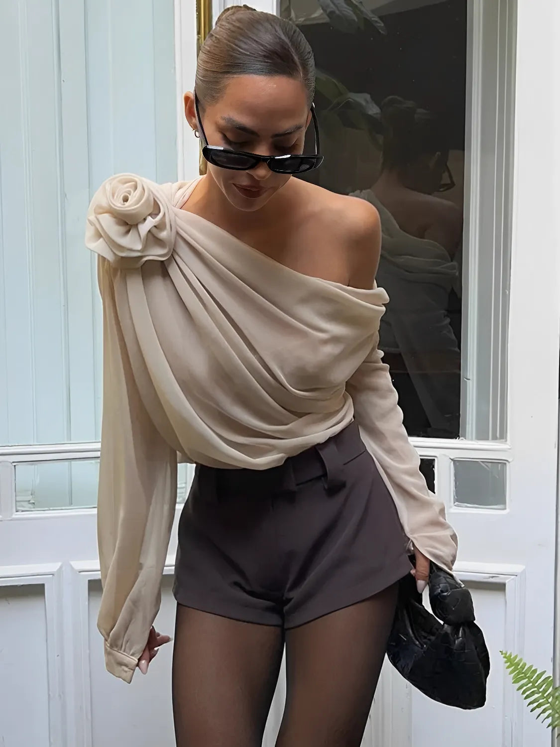 Blusa Feminina de Ombro Único com Flor em Chiffon - Elise