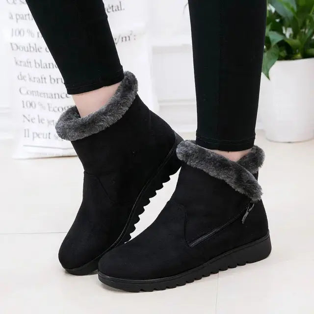 Bota Feminina Cano Baixo Forrada em Pelúcia com Zíper Lateral em Camurça Sintética – Le Vie