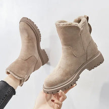 Bota Feminina de Inverno Cano Médio com Forro Peluciado em Camurça Sintética – Le Vie