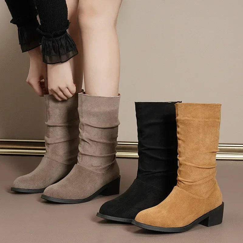 Bota Feminina Cano Médio em Camurça – Conforto, Estilo e Versatilidade para Todas as Ocasiões  Elegância e praticidade em um só calçado.