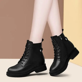 Bota Coturno Feminina Preta com Cadarço, Zíper Lateral e Solado Tratorado em Material Sintético – Le Vie