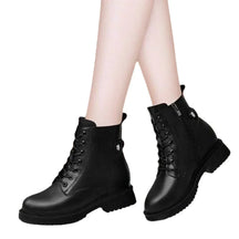 Bota Coturno Feminina Preta com Cadarço, Zíper Lateral e Solado Tratorado em Material Sintético – Le Vie