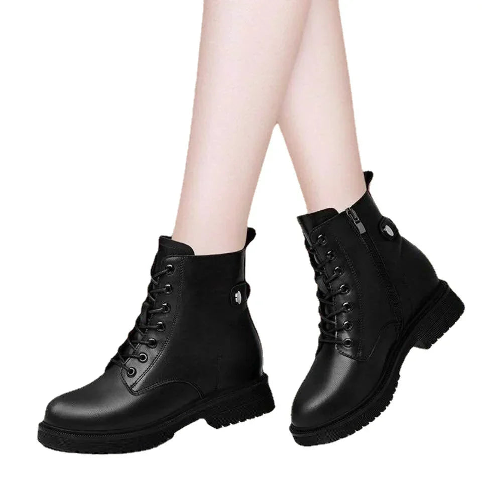 Bota Coturno Feminina Preta com Cadarço, Zíper Lateral e Solado Tratorado em Material Sintético – Le Vie