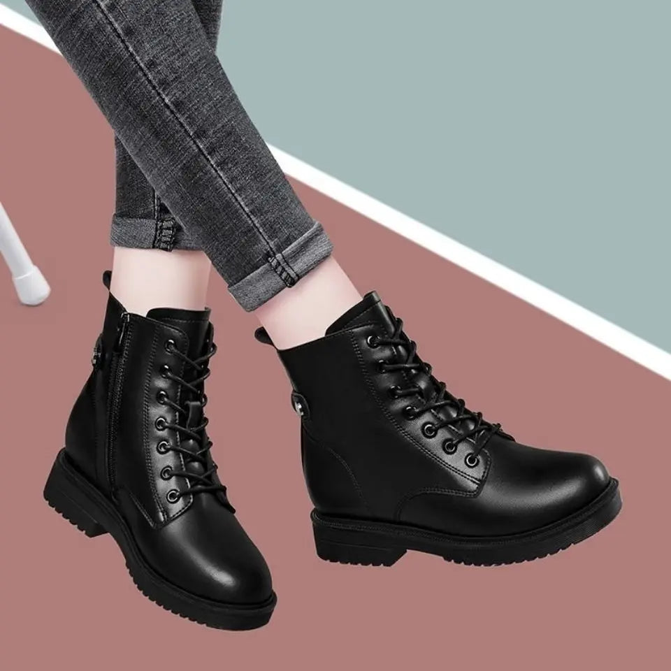 Bota Coturno Feminino Preto com Cadarço e Zíper Lateral – Estilo e Conforto no Dia a Dia