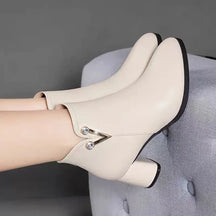 Bota Feminina Cano Baixo com Salto Grosso em Material Sintético Confort – Le Vie