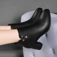 Bota Feminina Cano Baixo com Salto Grosso em Material Sintético Confort – Le Vie