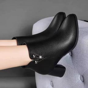 Bota Feminina Cano Baixo com Salto Grosso em Material Sintético Confort – Le Vie