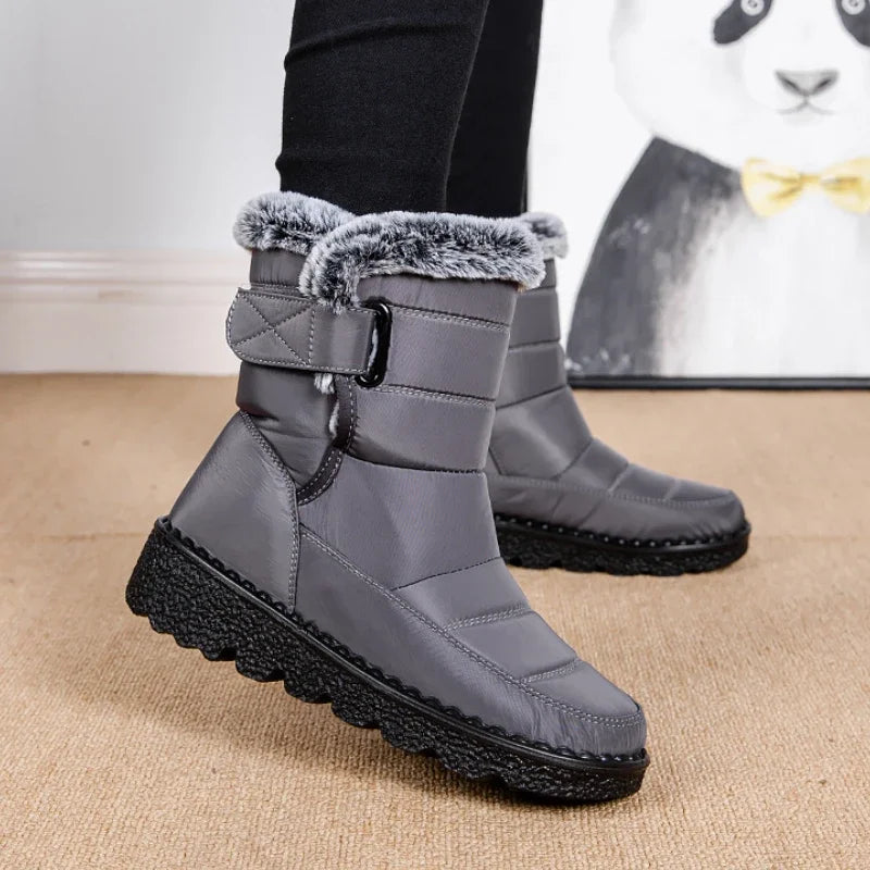 Bota Feminina de Inverno com Forro de Pelúcia e Cano Médio – Conforto, Estilo e Proteção Contra o Frio