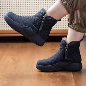 Bota Feminina Cano Médio Acolchoada com Forro Peluciado e Solado Antiderrapante – Le Vie