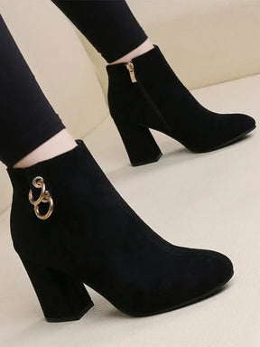 Bota Feminina All Black com Salto Bloco em Camurça Sintética Aurora – Le Vie