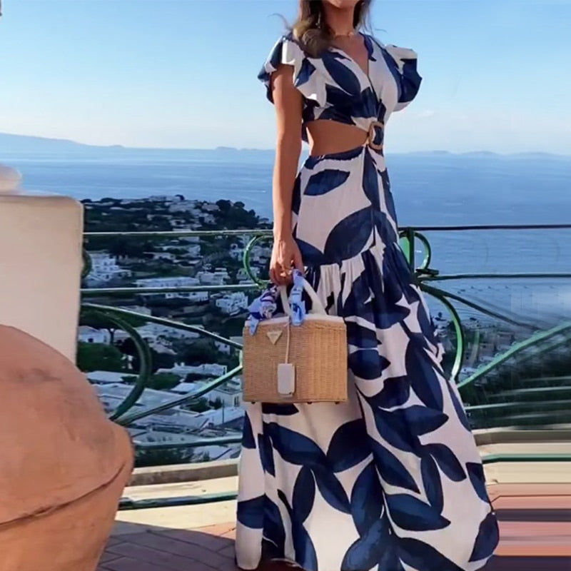 Vestido Longo Estampado Azul e Branco com Recortes Laterais e Fivela – Estilo Resort Chic