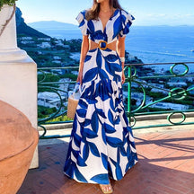 Vestido Longo Estampado Azul e Branco com Recortes Laterais e Fivela – Estilo Resort Chic