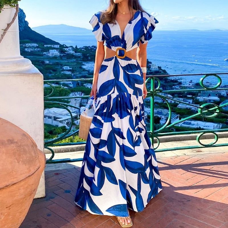 Vestido Longo Estampado Azul e Branco com Recortes Laterais e Fivela – Estilo Resort Chic