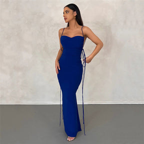 Vestido Longo Justo com Alças Finas e Amarração Lateral – Elegância Contemporânea para Ocasiões Especiais