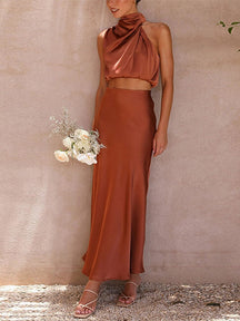 Conjunto Longo de Cetim Verde Claro com Blusa Gola Alta e Saia Fluida – Elegância e Sofisticação