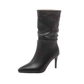 Bota Feminina Cano Médio em Couro Preto com Salto Fino