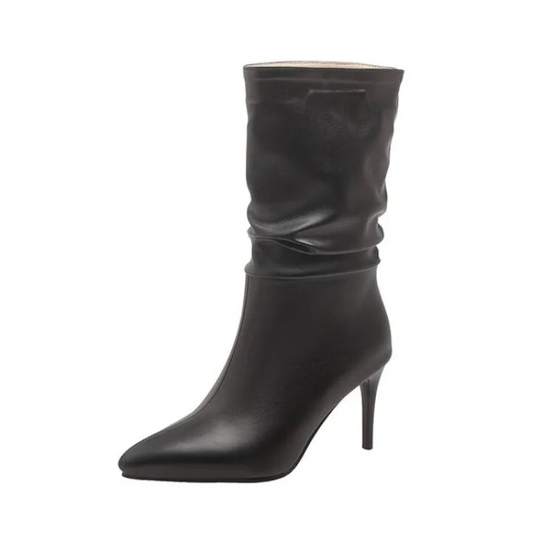 Bota Feminina Cano Médio em Couro Preto com Salto Fino