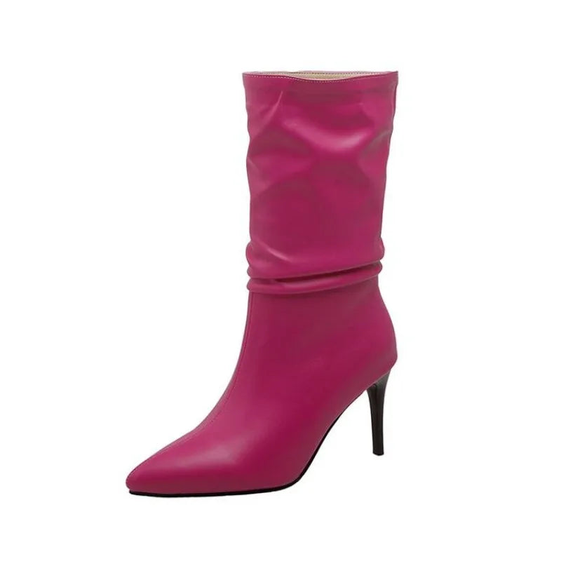 Bota Feminina Cano Médio em Couro Preto com Salto Fino