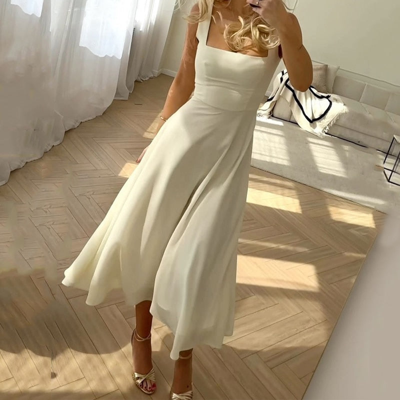 Vestido Midi Branco com Decote Quadrado e Saia Evasê – Elegância Clássica e Atemporal