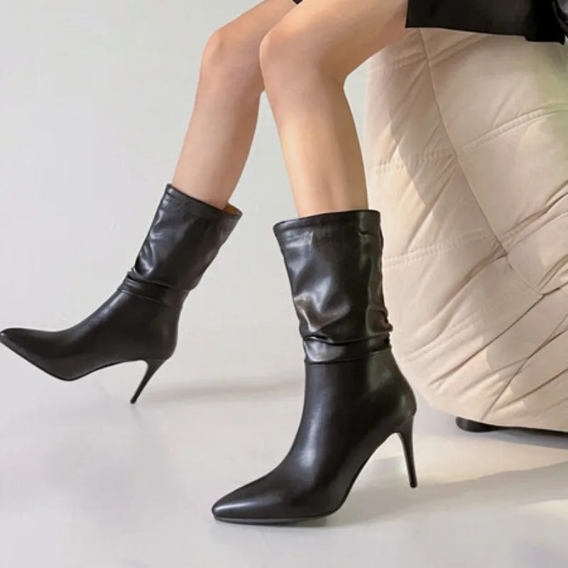 Bota Feminina Cano Médio em Couro Preto com Salto Fino