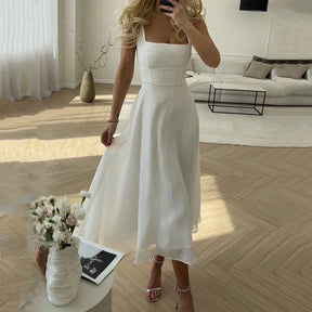 Vestido Midi Branco com Decote Quadrado e Saia Evasê – Elegância Clássica e Atemporal
